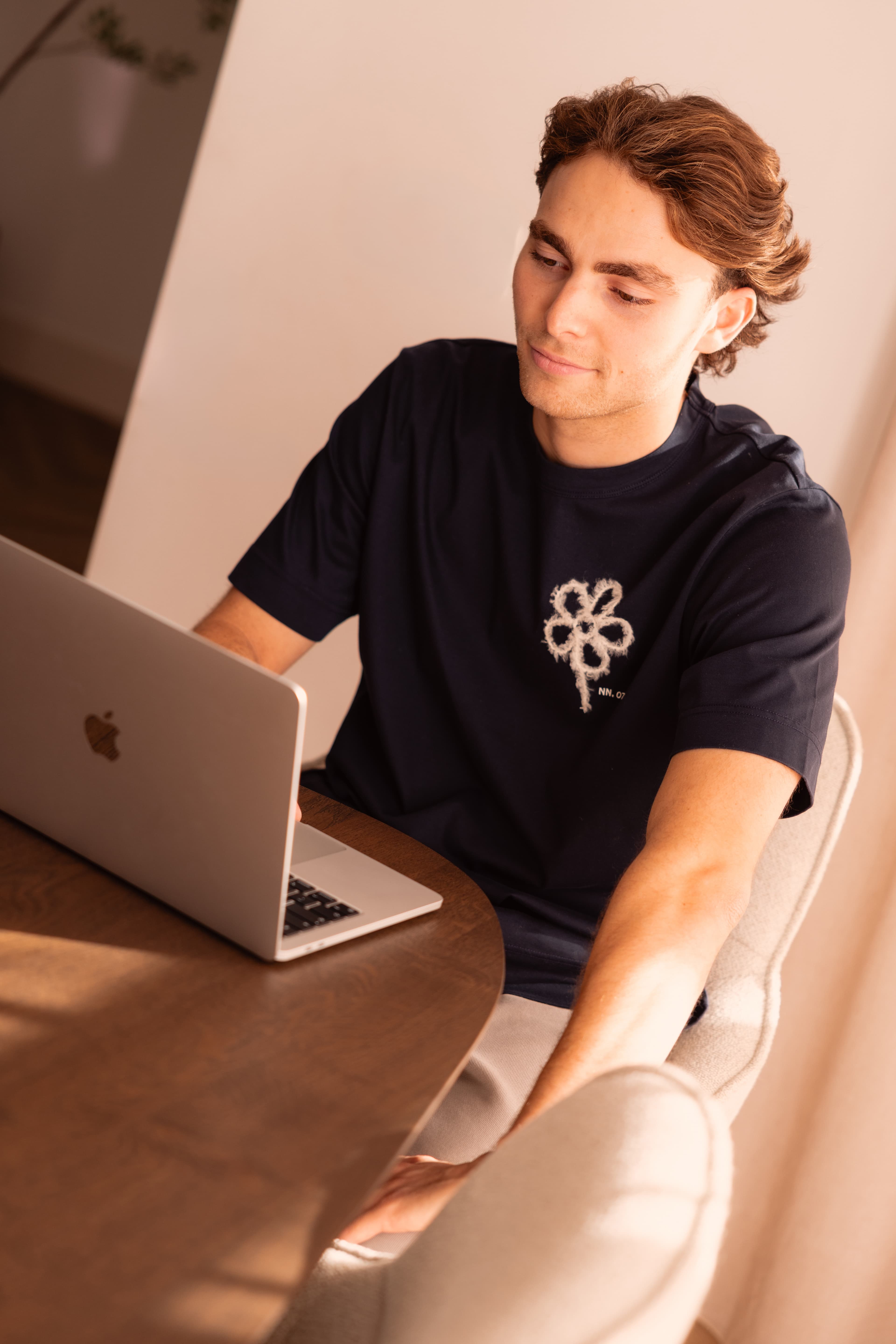 Ryan Vos, oprichter van TheBrandingFive, aan het werk achter zijn laptop